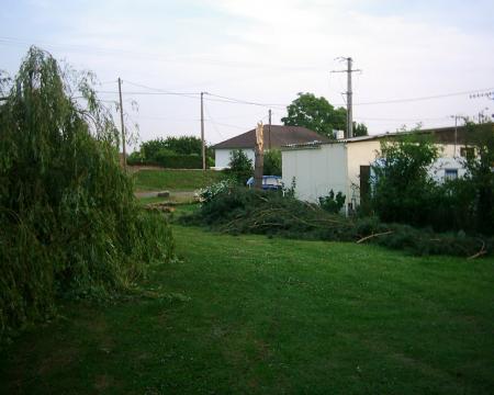 le degagement  de l'arbre tombee sur le chalet